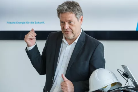 Robert Habeck erklärt das für Deutschland geplante Solarpaket bei einer Pressekonferenz.